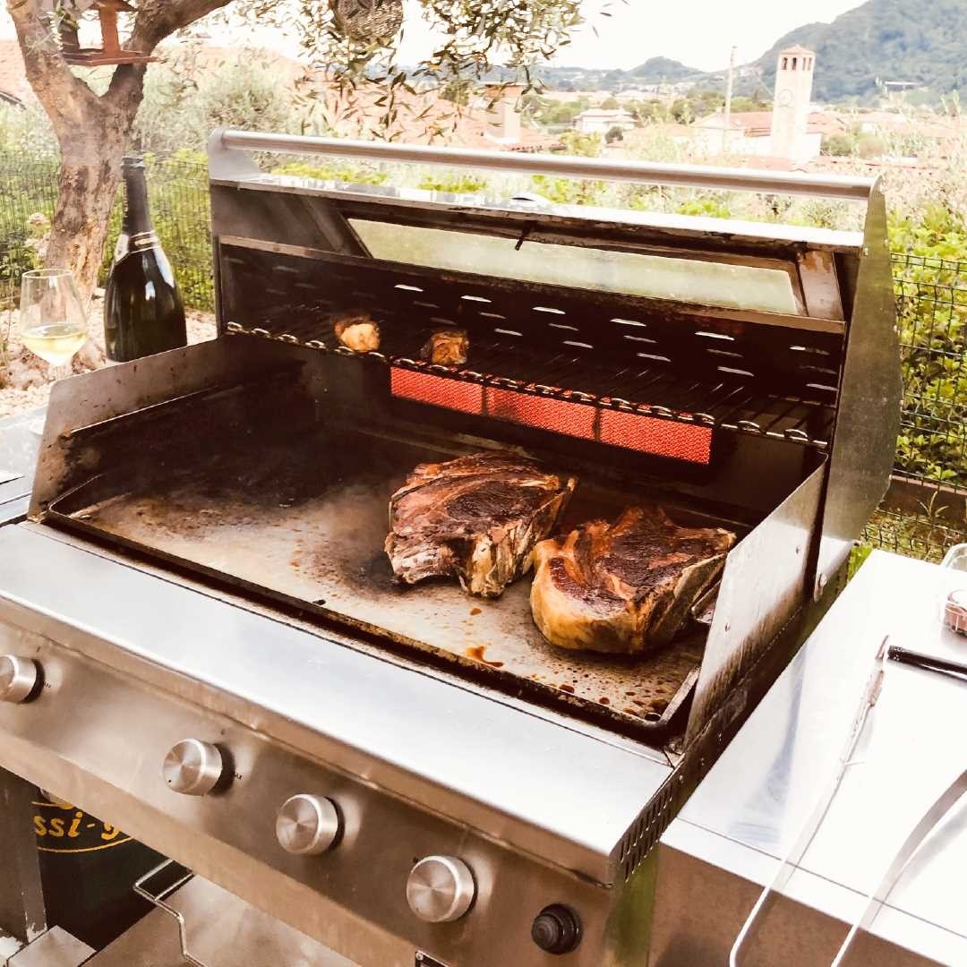 Barbecue a gas Fry Top 750 Basic da appoggio 4 bruciatori griglia scolo a V